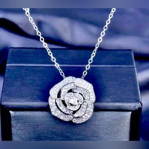 Gorgeous Necklace crystal Camellia Flower on Silver Chain New in pkg
